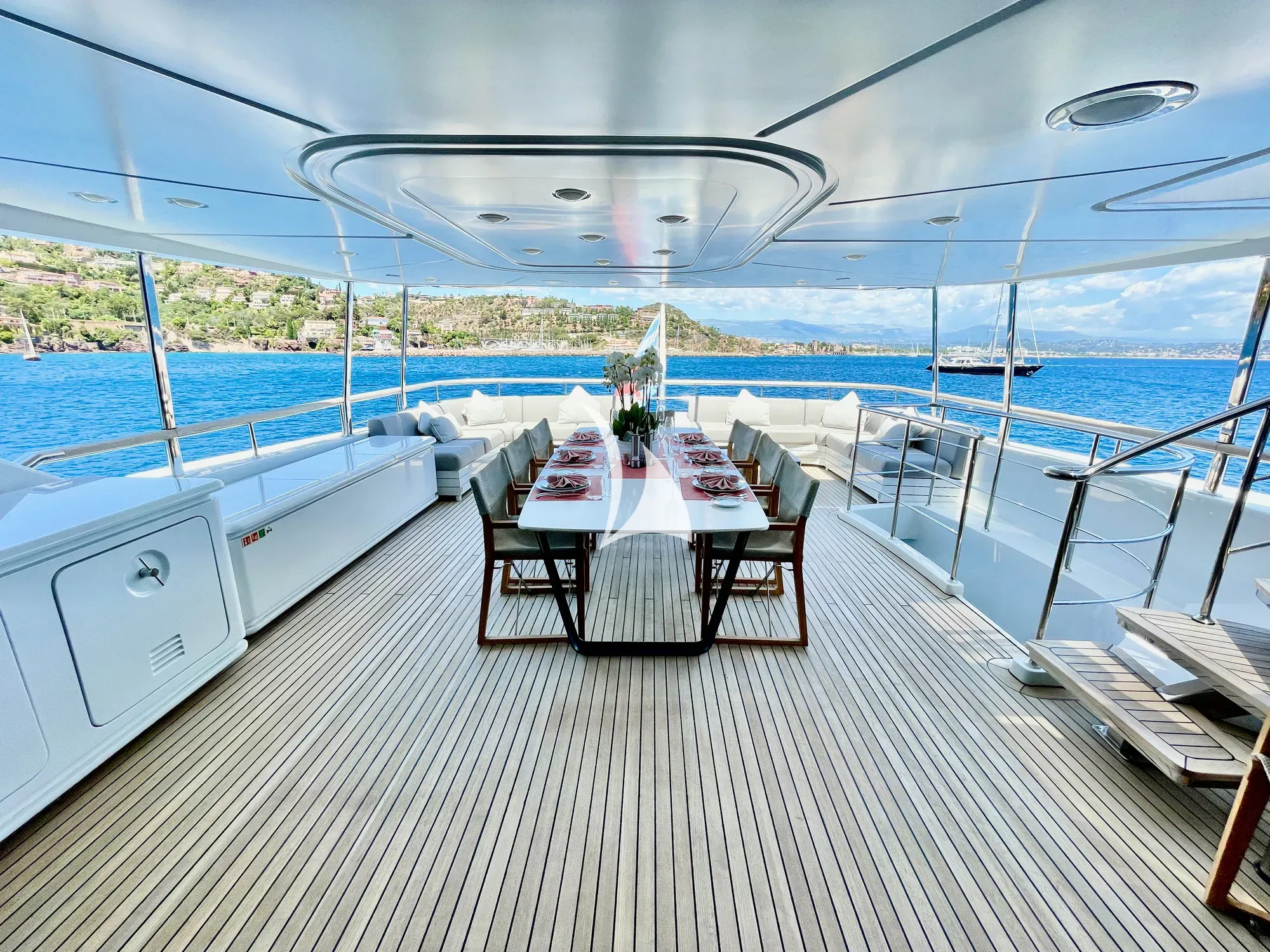 Luxury Crewed Motor Yacht SUD photo 5