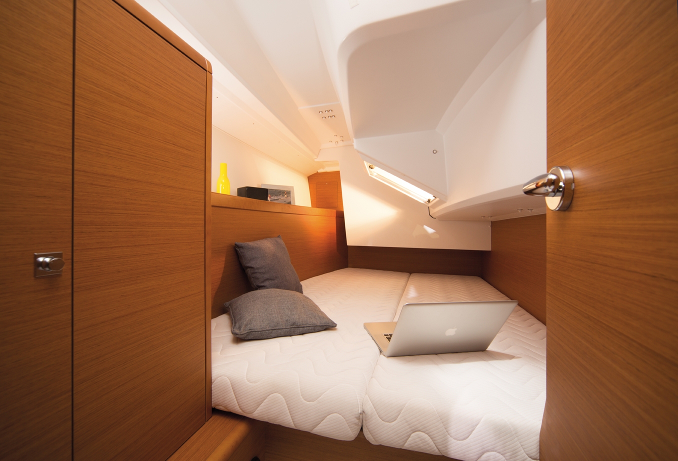 Bareboat Sailing Yacht Sun Odyssey 349 photo 3