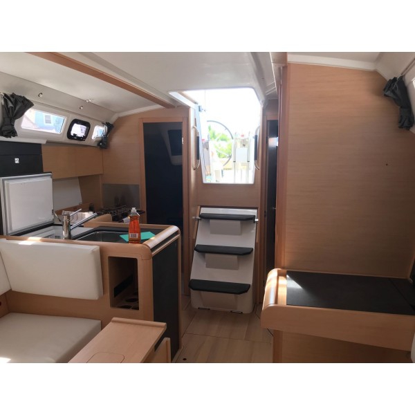 Bareboat Sailing Yacht Sun Odyssey 349 photo 3