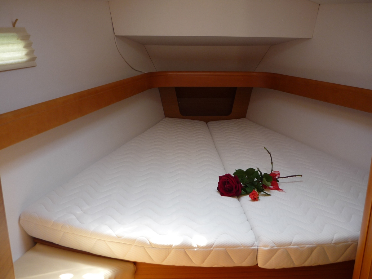 Bareboat Sailing Yacht Sun Odyssey 42 DS photo 4