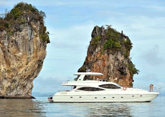 Crewed Motor Yacht Sunbird 80