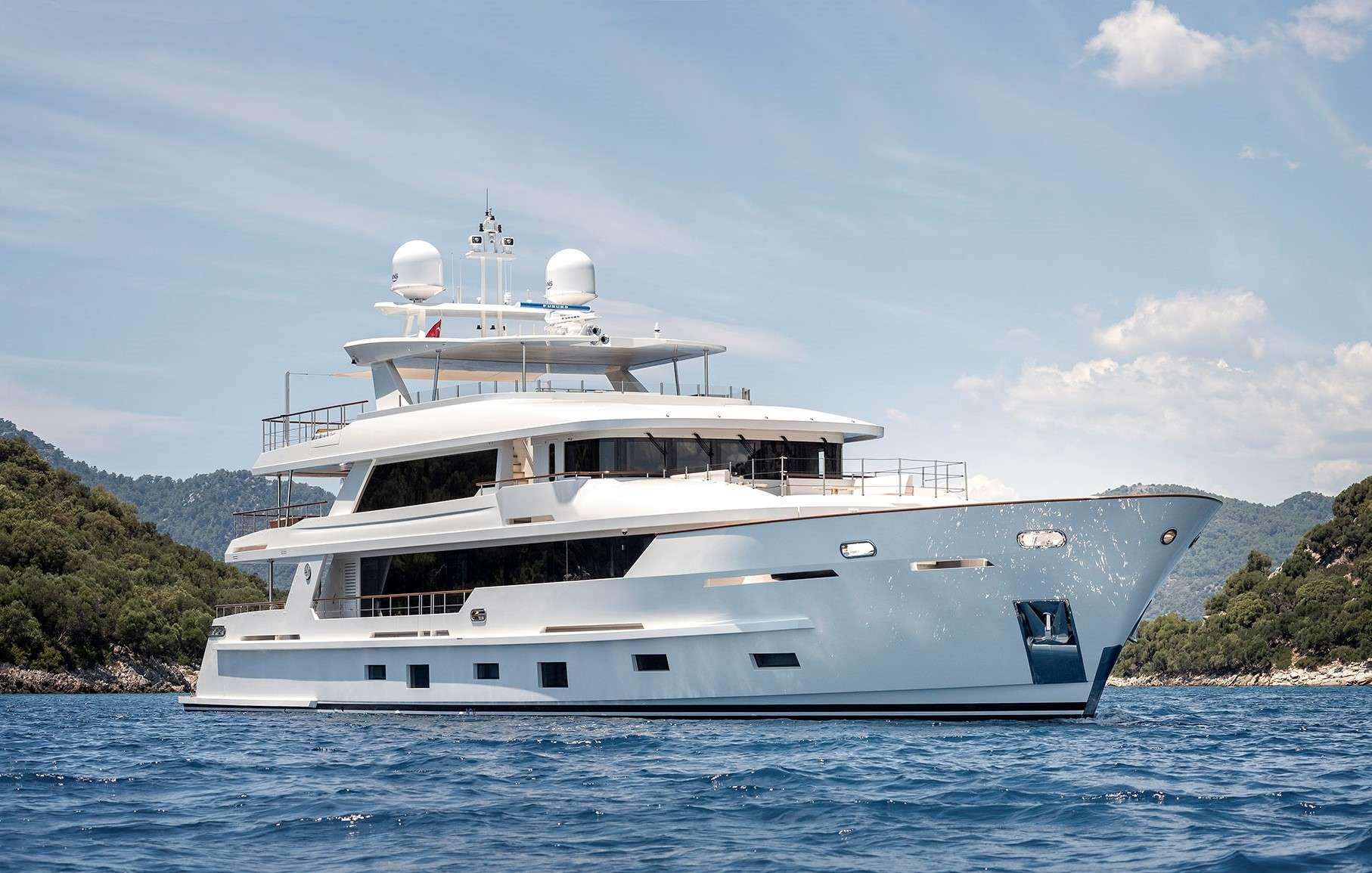 Luxury Crewed Motor Yacht SUNRISE photo 3