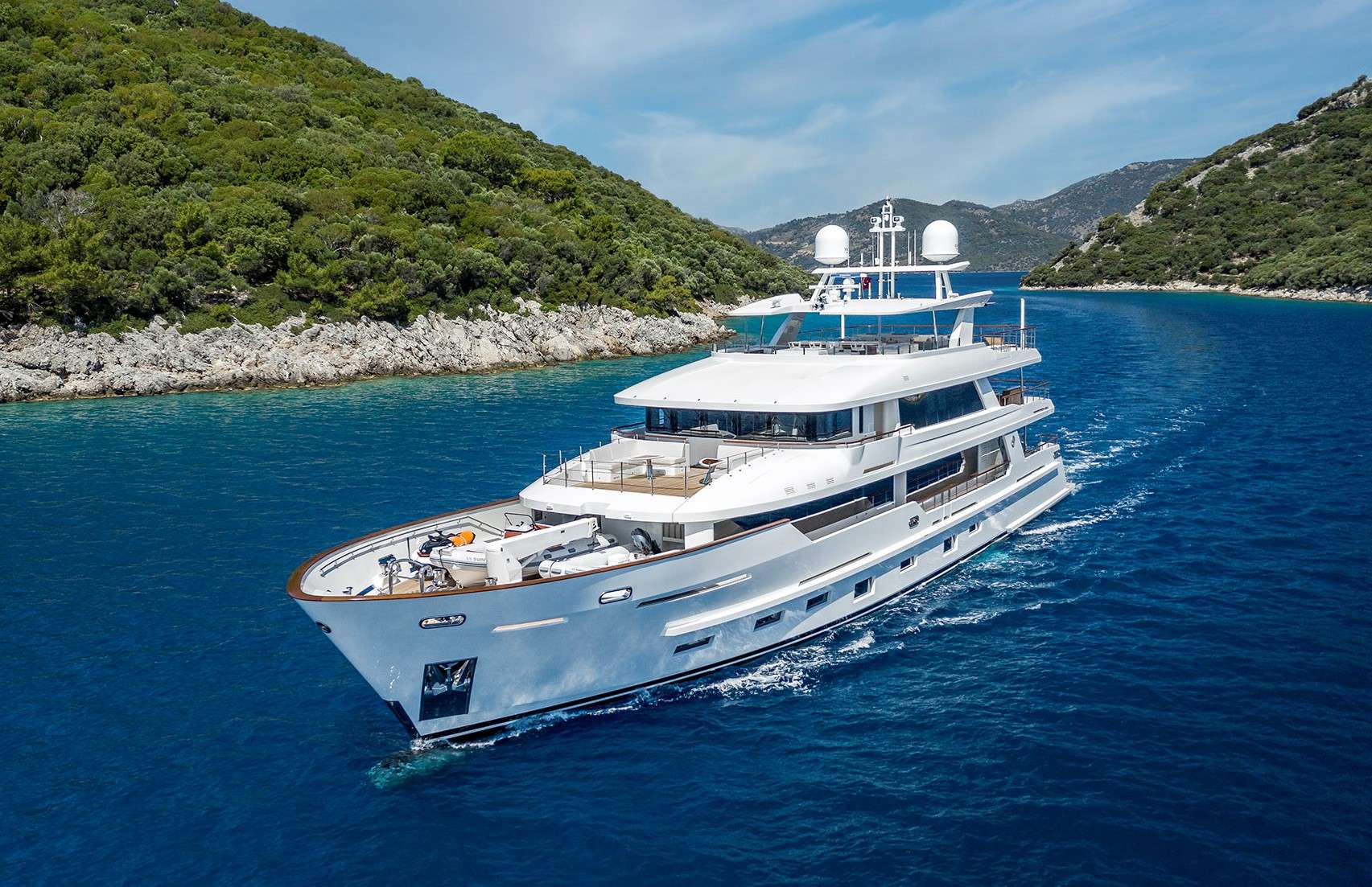 Luxury Crewed Motor Yacht SUNRISE photo 4