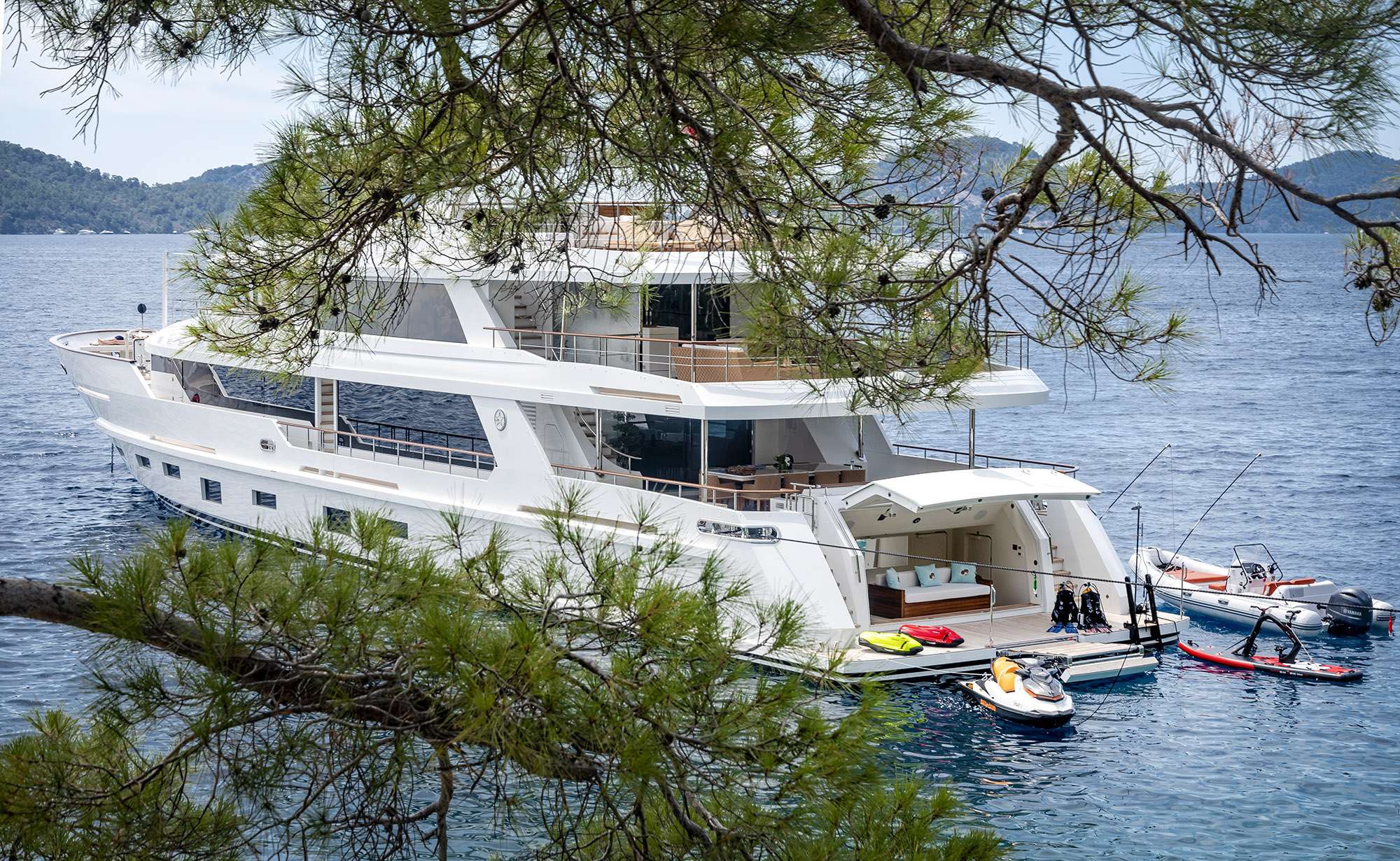 Luxury Crewed Motor Yacht SUNRISE photo 6