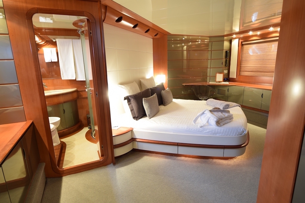 Luxury Crewed Motor Yacht SUR L`ONDE II photo 7