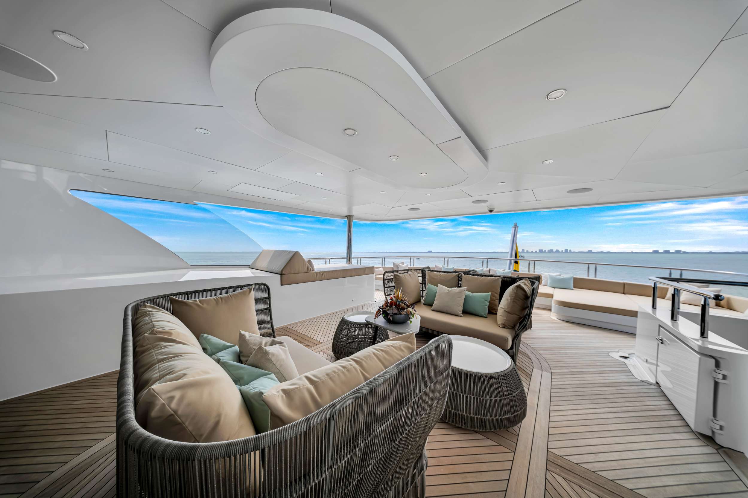 Luxury Crewed Motor Yacht SWEET CAROLINE II photo 4