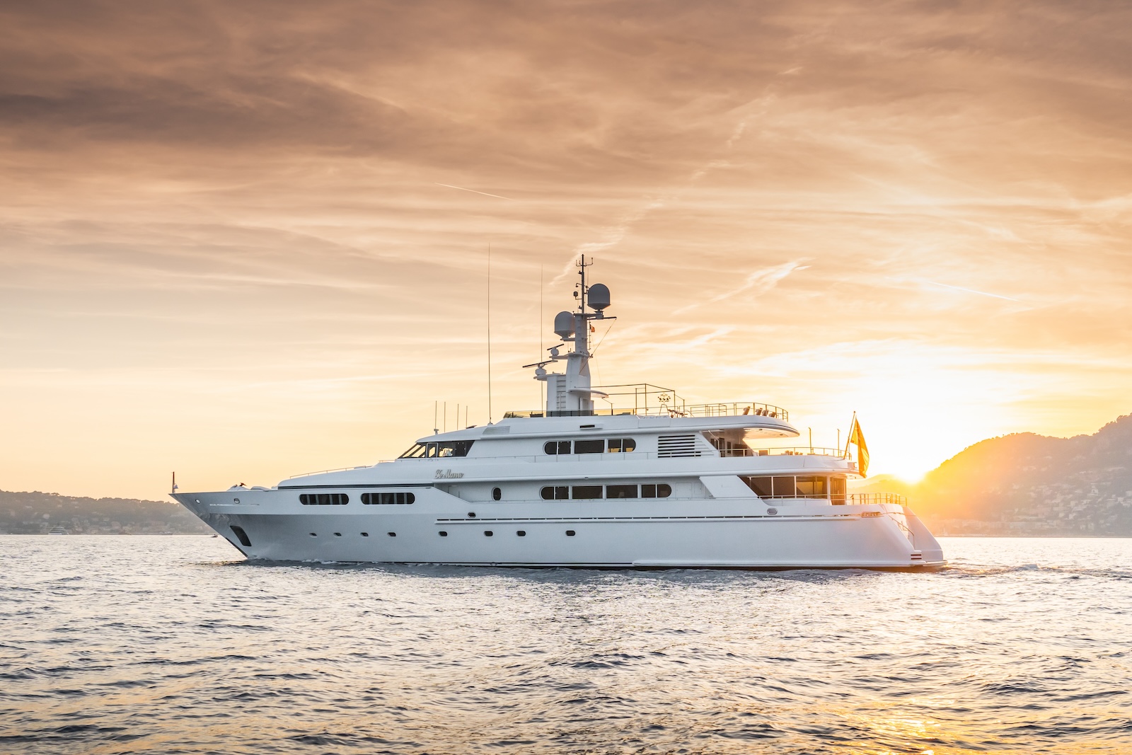 Luxury Crewed Motor Yacht TE MANU photo 4