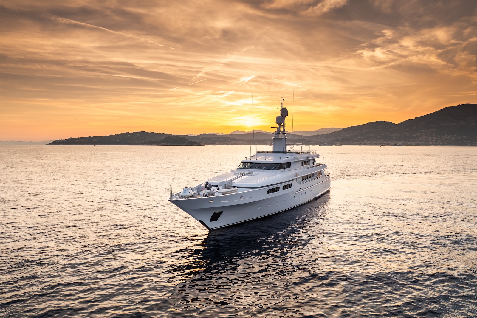 Luxury Crewed Motor Yacht TE MANU photo 5