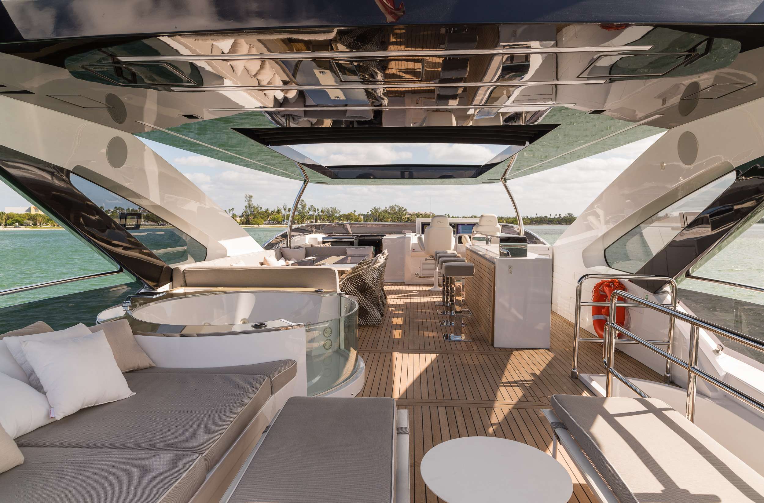 Luxury Crewed Motor Yacht THE PEDDLER photo 3