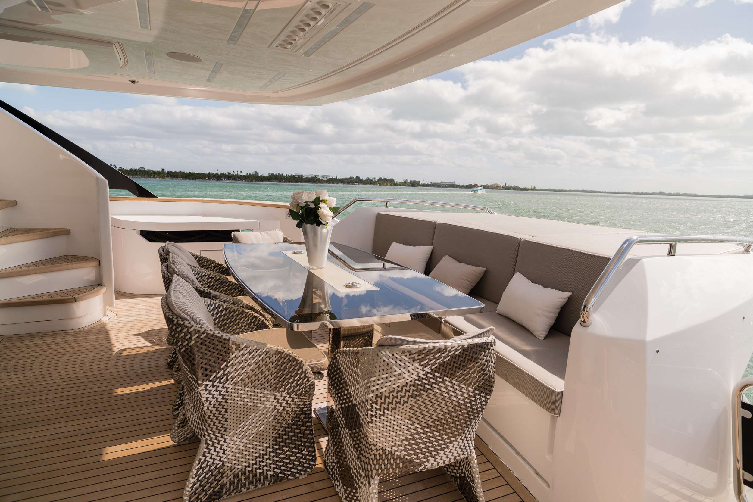 Luxury Crewed Motor Yacht THE PEDDLER photo 4