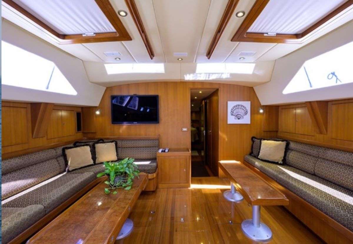 Crewed Sailing Yacht THE ROYAL BLUE photo 5