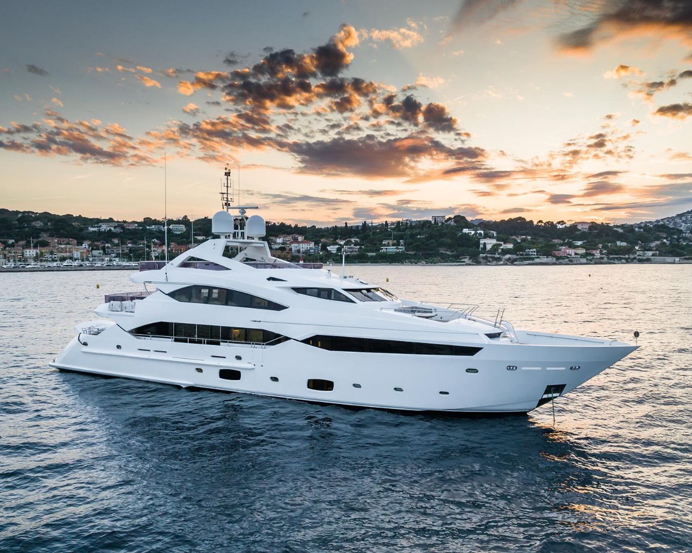 Luxury Crewed Motor Yacht THUMPER photo 3