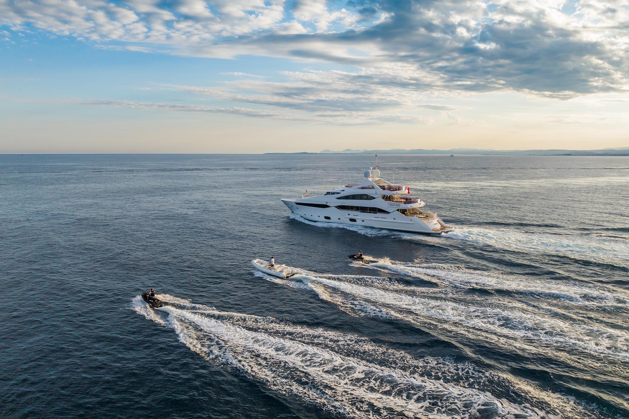 Luxury Crewed Motor Yacht THUMPER photo 4