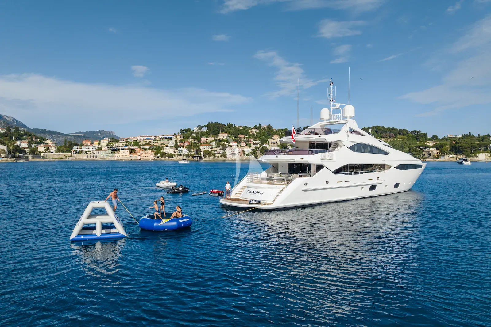 Luxury Crewed Motor Yacht THUMPER photo 8