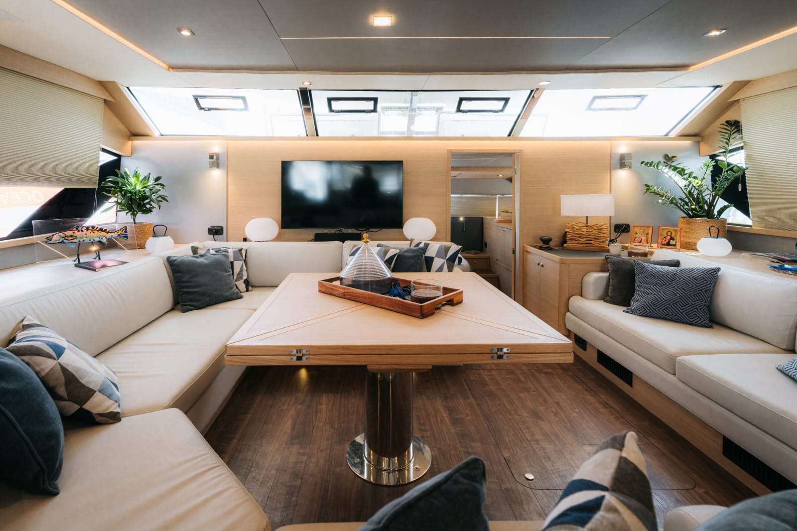 Crewed Power Catamaran TIAMO photo 7