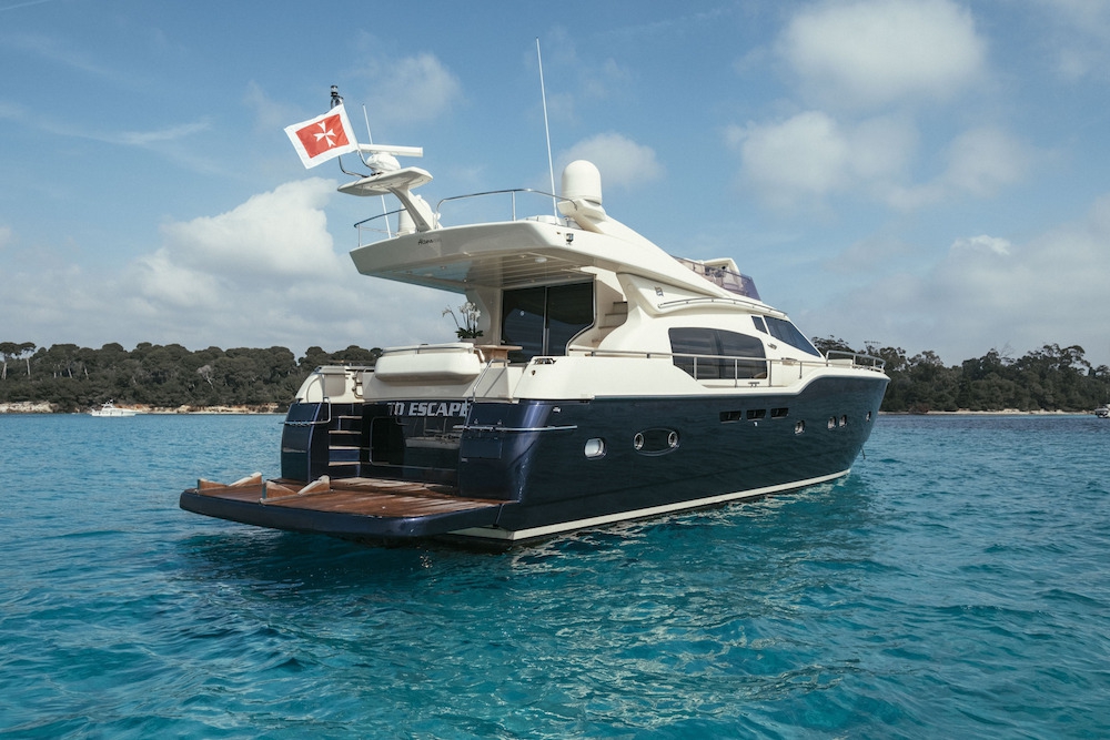 Luxury Crewed Motor Yacht TO ESCAPE photo 3
