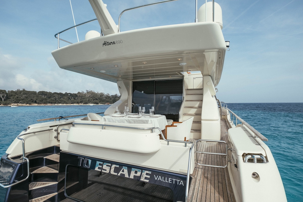 Luxury Crewed Motor Yacht TO ESCAPE photo 4