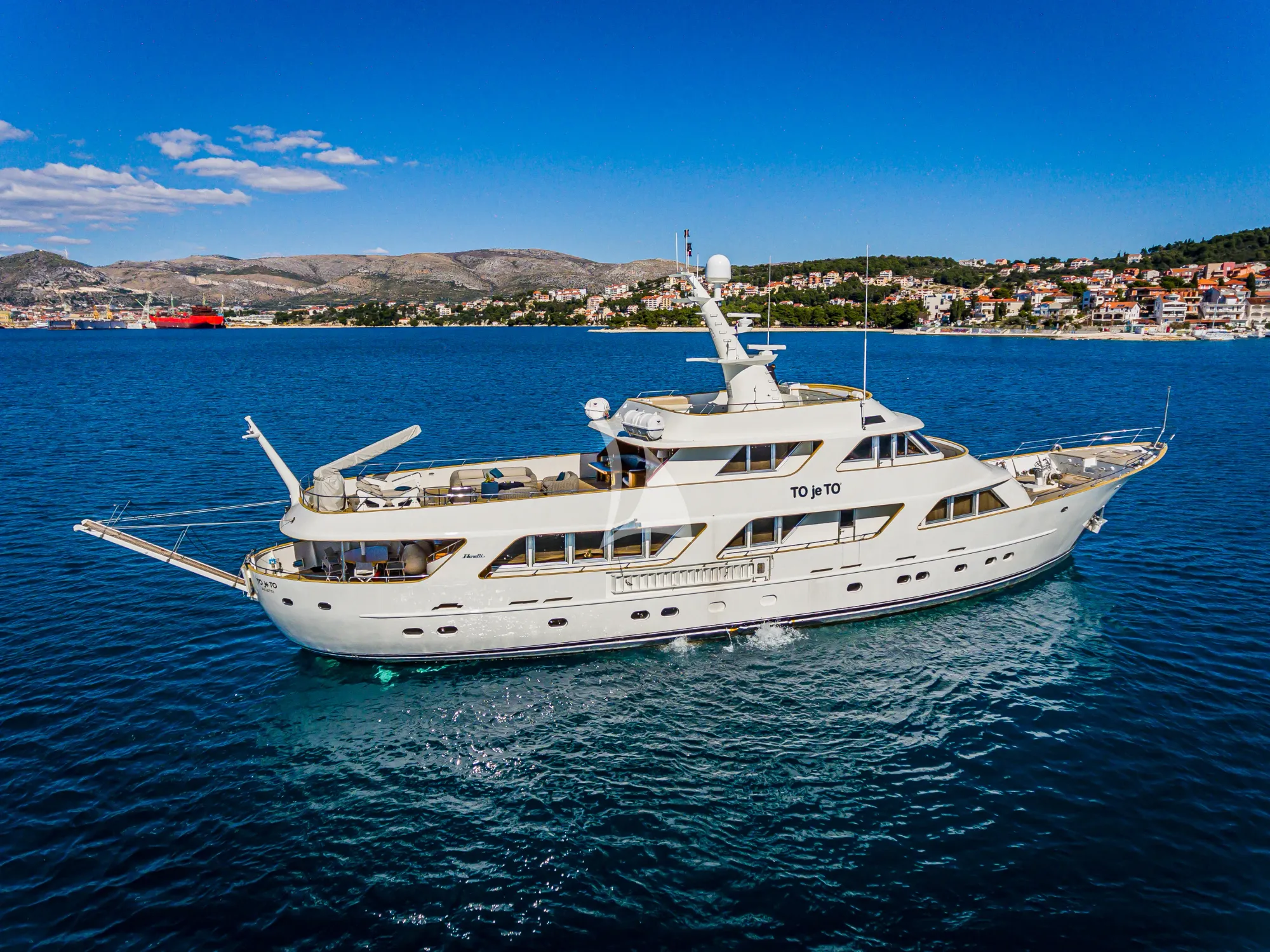 Crewed Motor Yacht TO JE TO photo 4