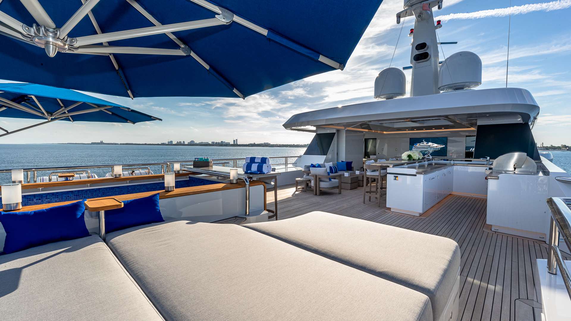 Luxury Crewed Motor Yacht TOP FIVE II photo 3