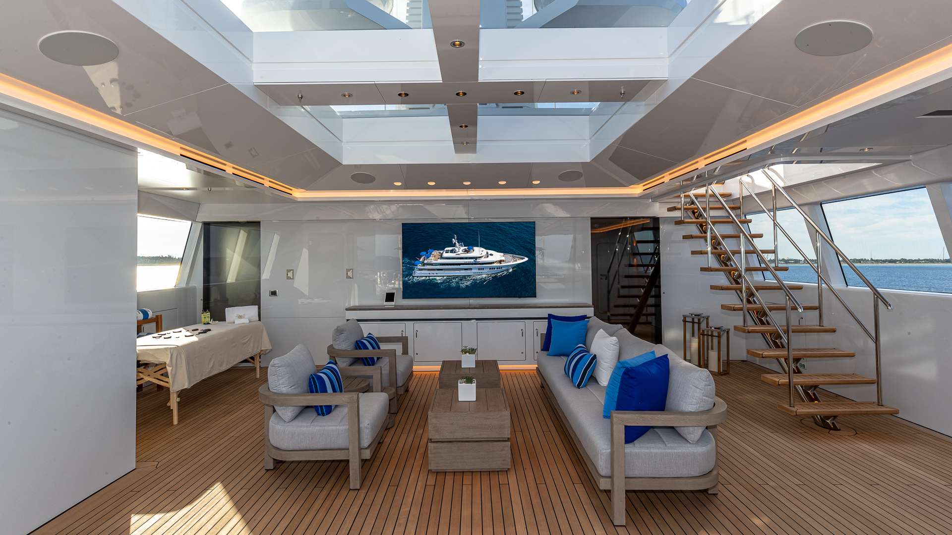 Luxury Crewed Motor Yacht TOP FIVE II photo 7