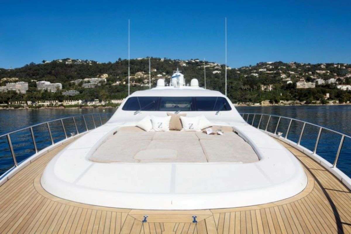 Luxury Crewed Motor Yacht TOTAL photo 5