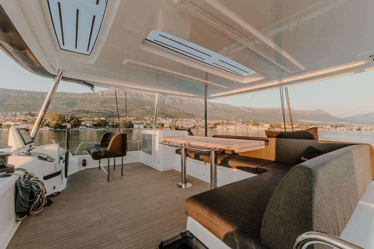 Crewed Catamaran TRI WING photo 4