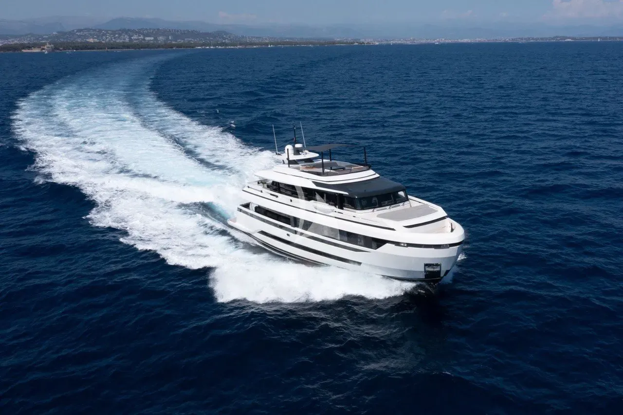 Luxury Crewed Motor Yacht UILIA photo 3