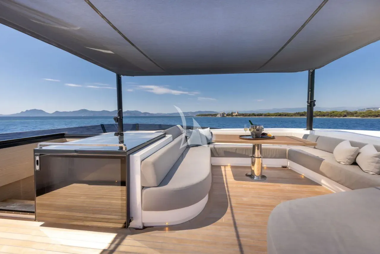 Luxury Crewed Motor Yacht UILIA photo 8