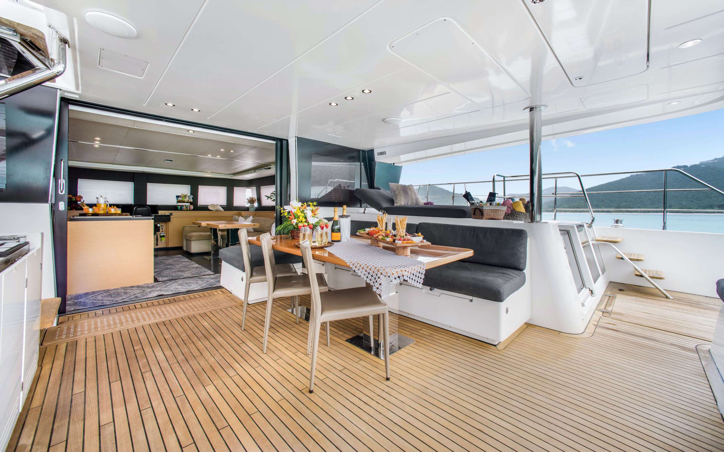 Luxury Crewed Power Catamaran ULTRA photo 6