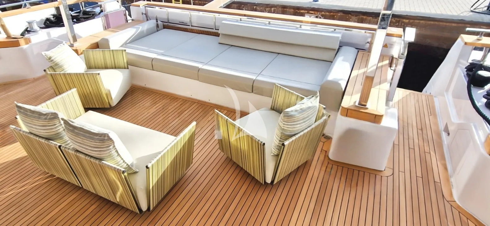 Luxury Crewed Motor Yacht UPSTREAM photo 7