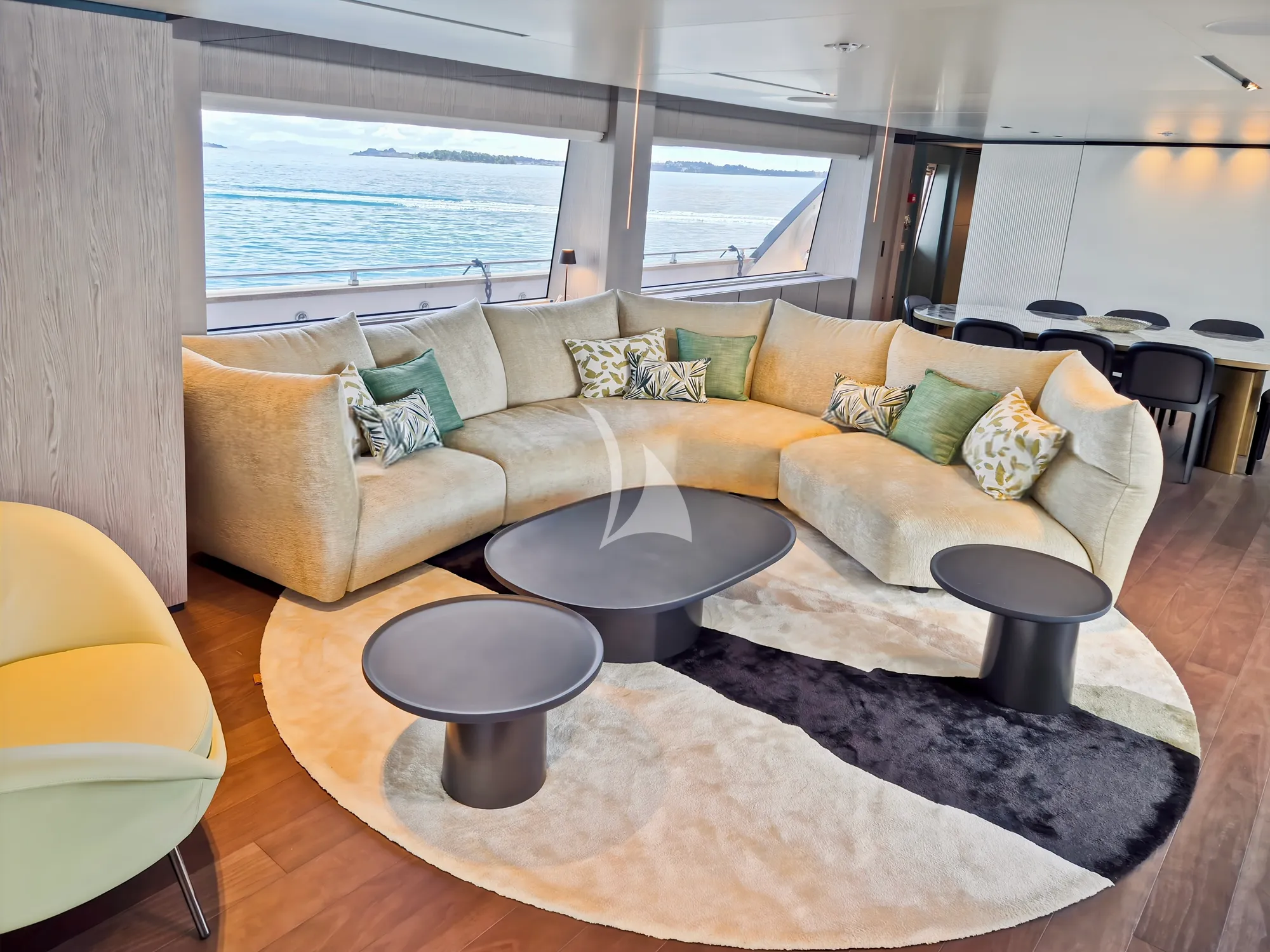 Luxury Crewed Motor Yacht UPSTREAM photo 8