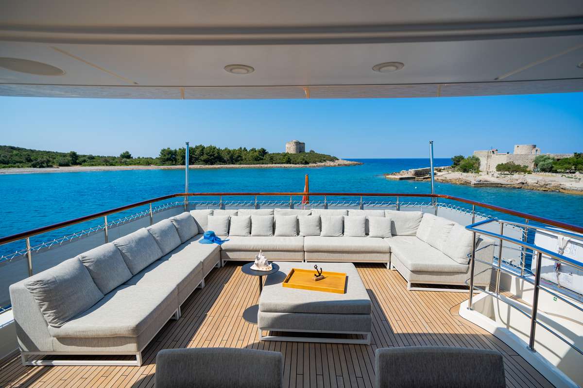 Crewed Motor Yacht VALENTINA II photo 6
