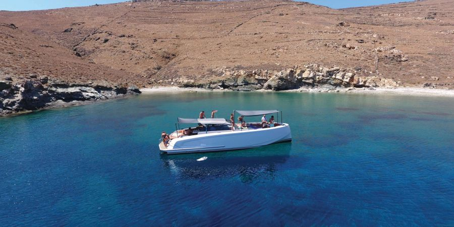 Crewed Motor Yacht Vanquish 43 Open photo 3