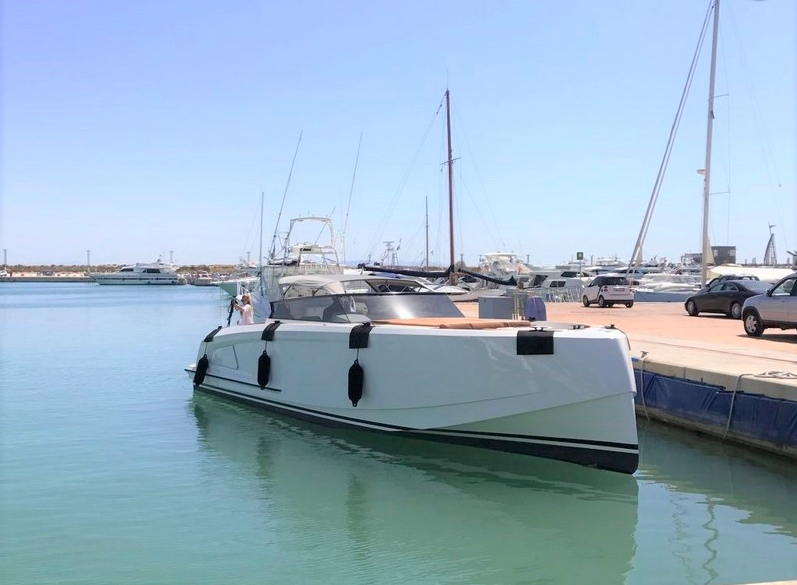 Crewed Motor Yacht Vanquish 43 Open photo 5