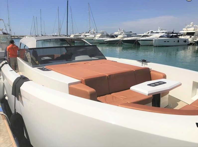 Crewed Motor Yacht Vanquish 43 Open photo 6