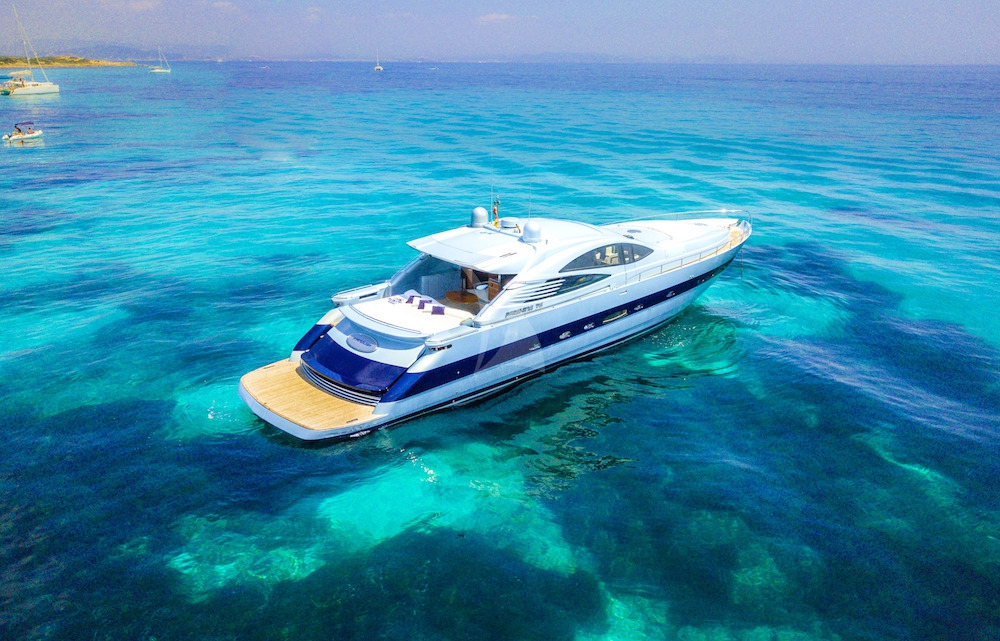 Luxury Crewed Motor Yacht VANQUISH photo 4