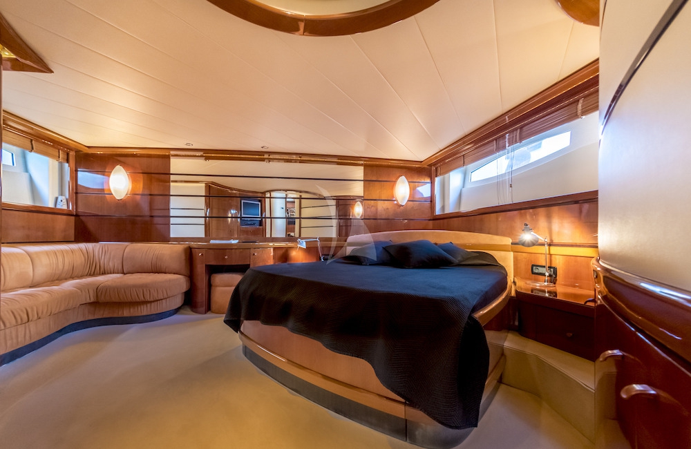 Luxury Crewed Motor Yacht VANQUISH photo 5