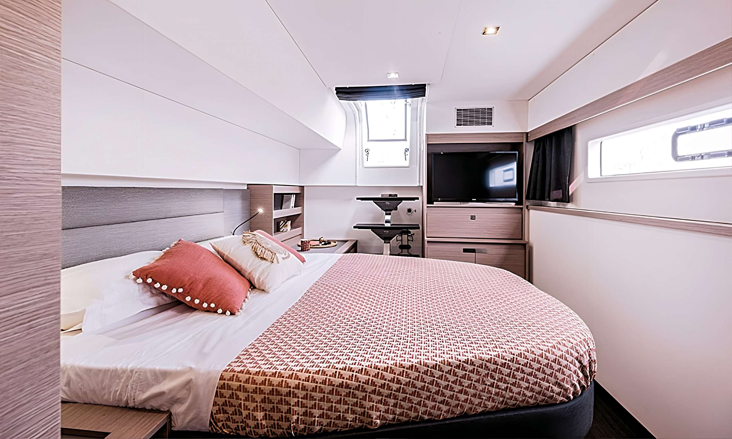 Crewed Catamaran VIENNA photo 6