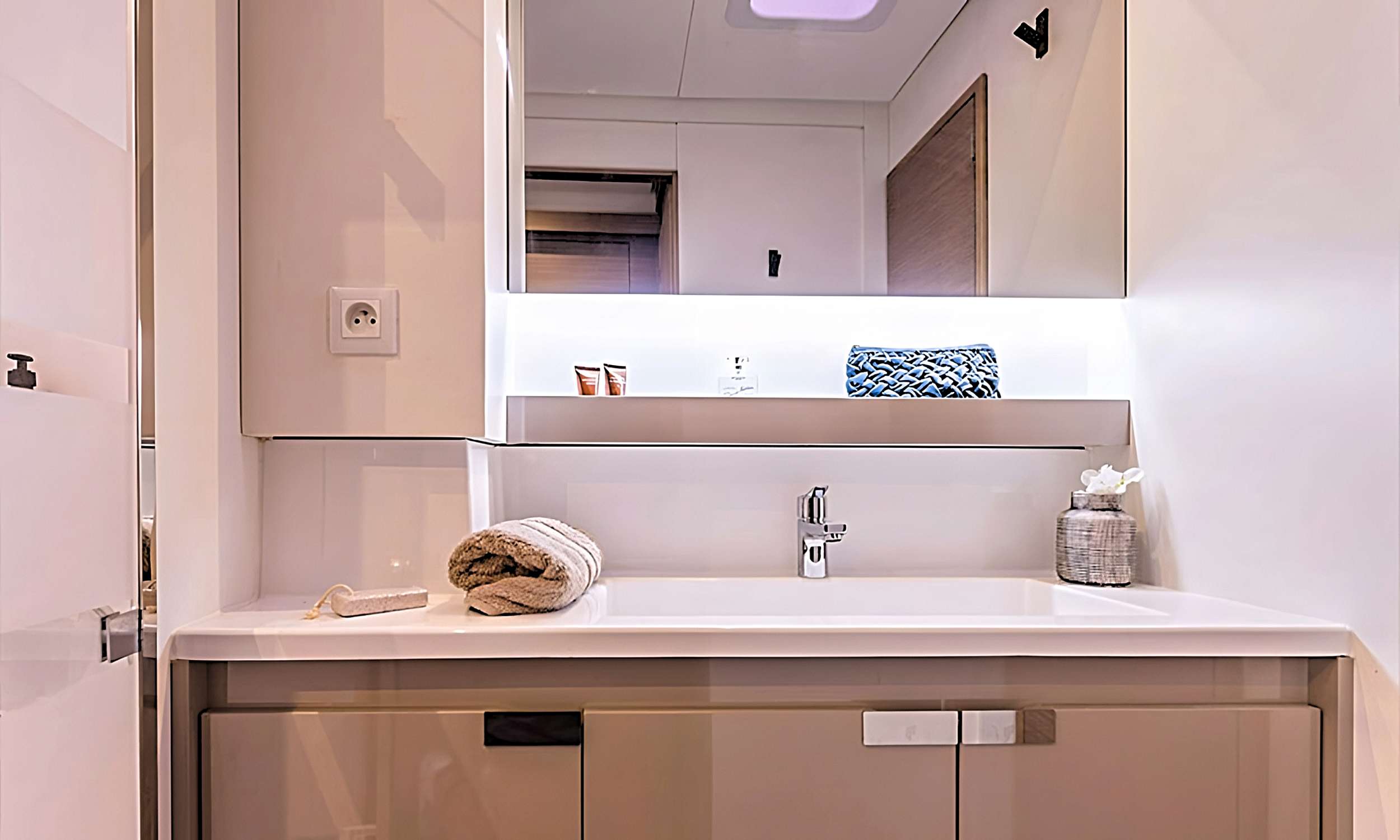 Crewed Catamaran VIENNA photo 7