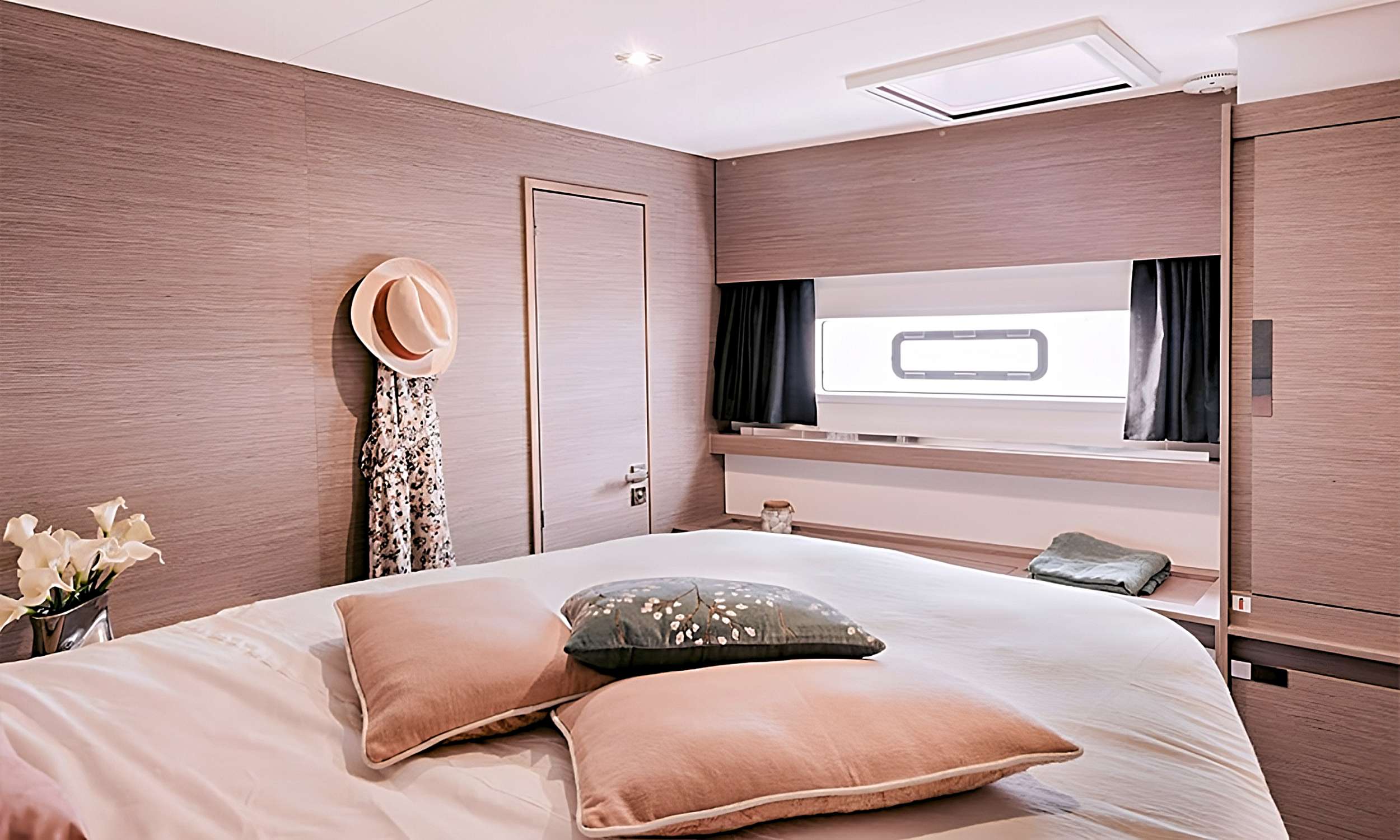 Crewed Catamaran VIENNA photo 8