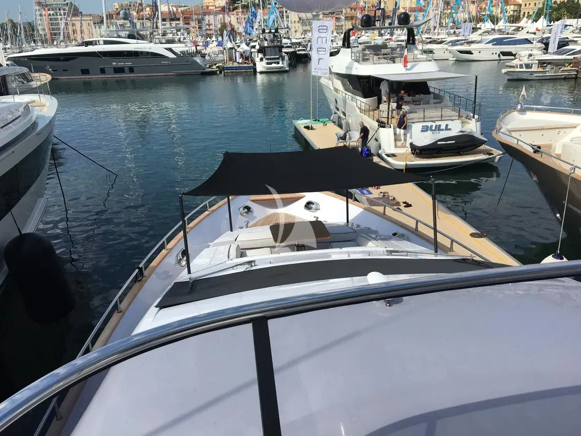 Crewed Motor Yacht VISIONARIA photo 4