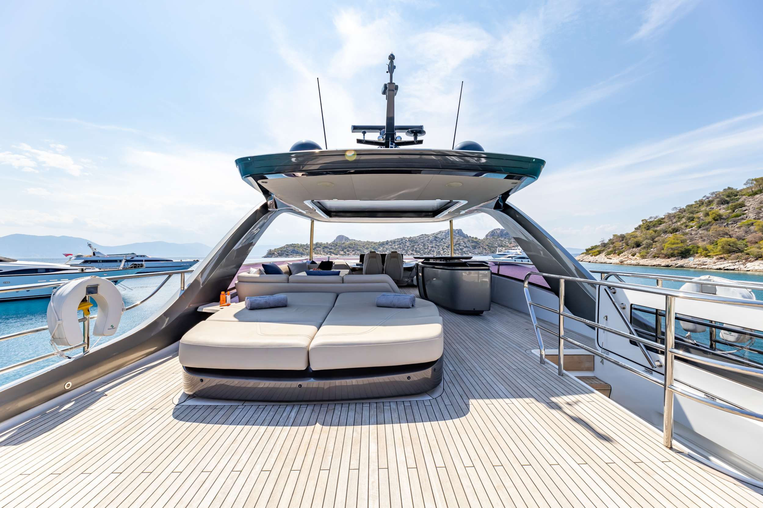 Luxury Crewed Motor Yacht VISTA photo 6