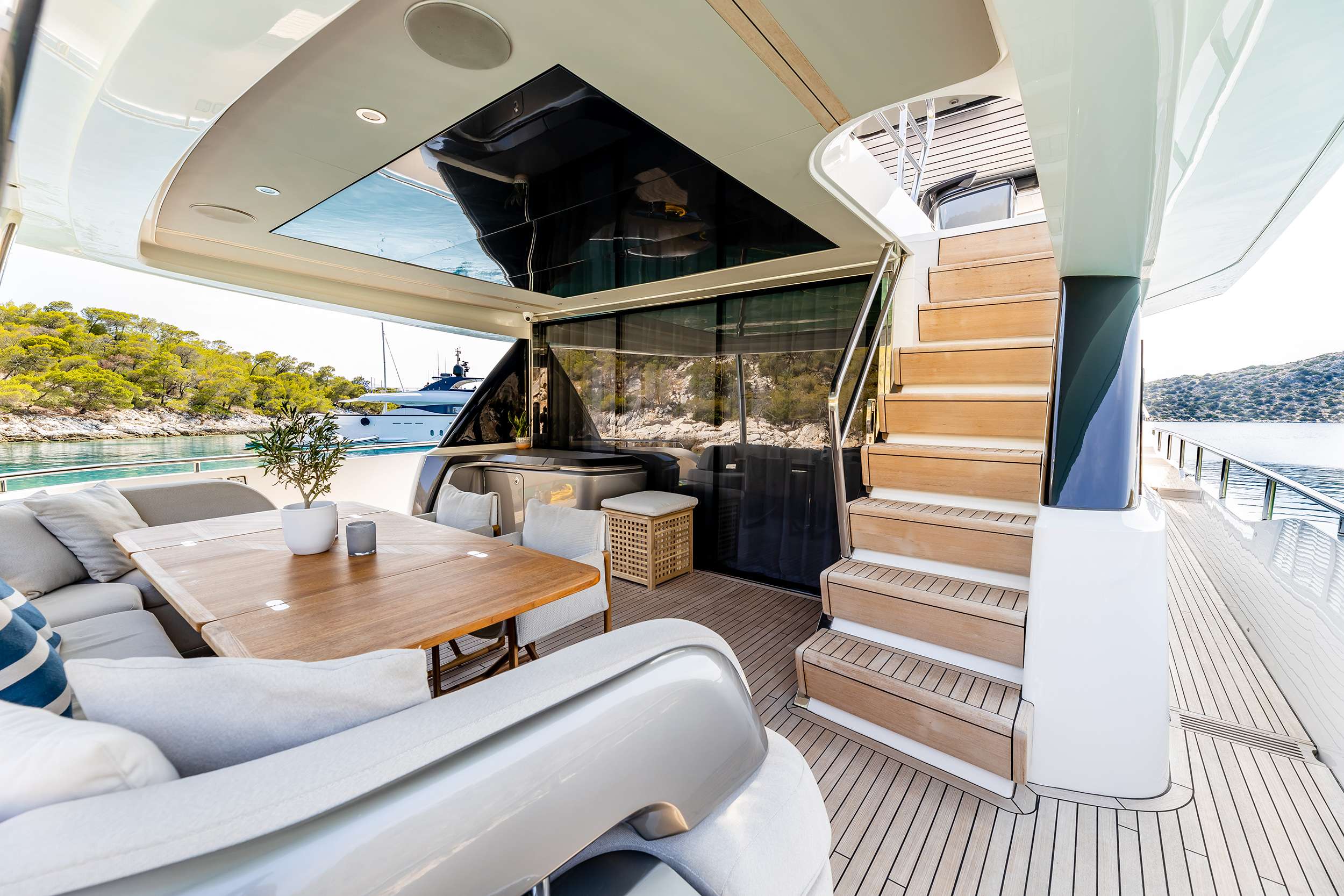 Luxury Crewed Motor Yacht VISTA photo 8