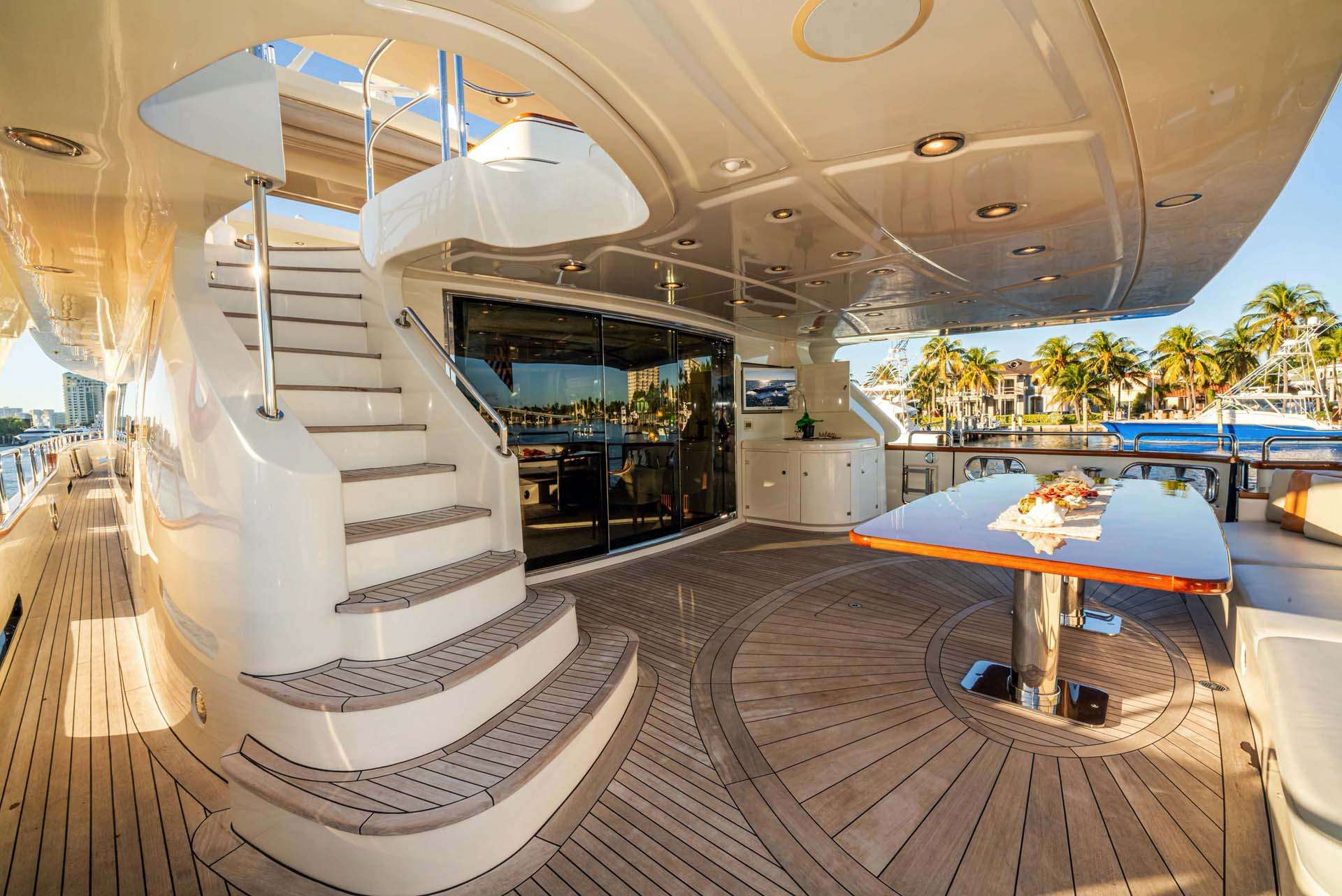 Luxury Crewed Motor Yacht VIVERE photo 4