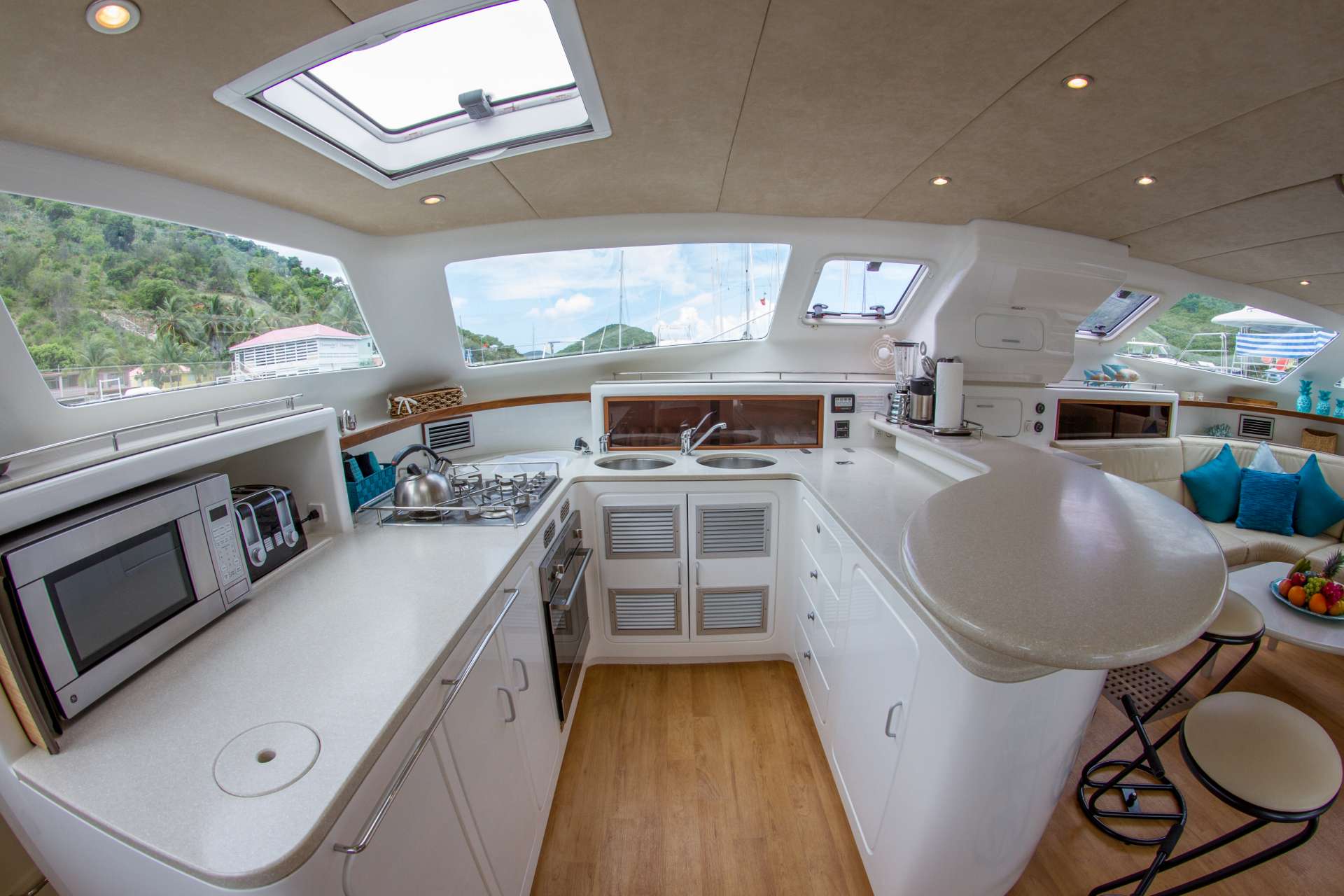 Crewed Catamaran VOYAGE 520 photo 5