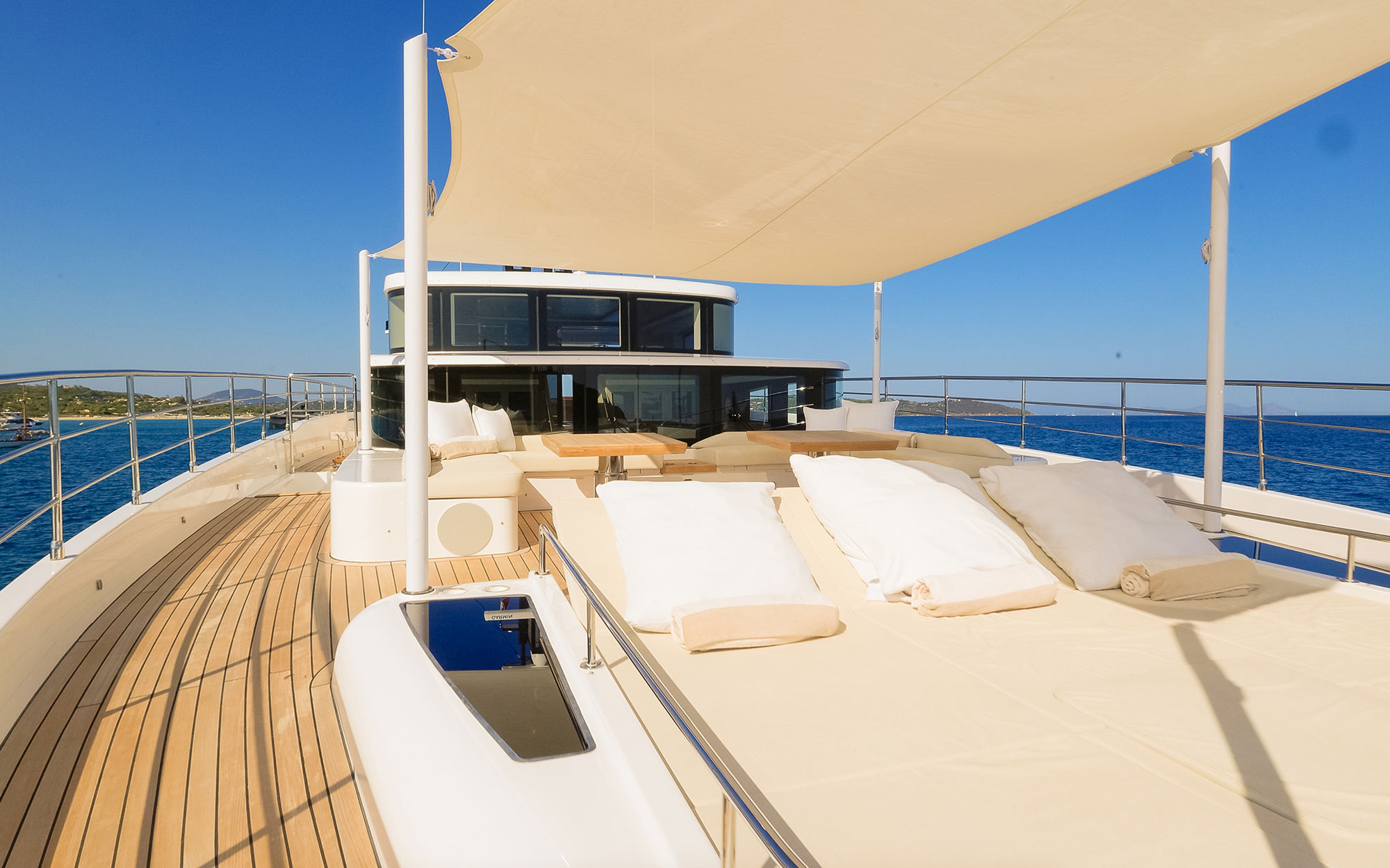 Luxury Crewed Motor Yacht WATERMACHINE photo 8
