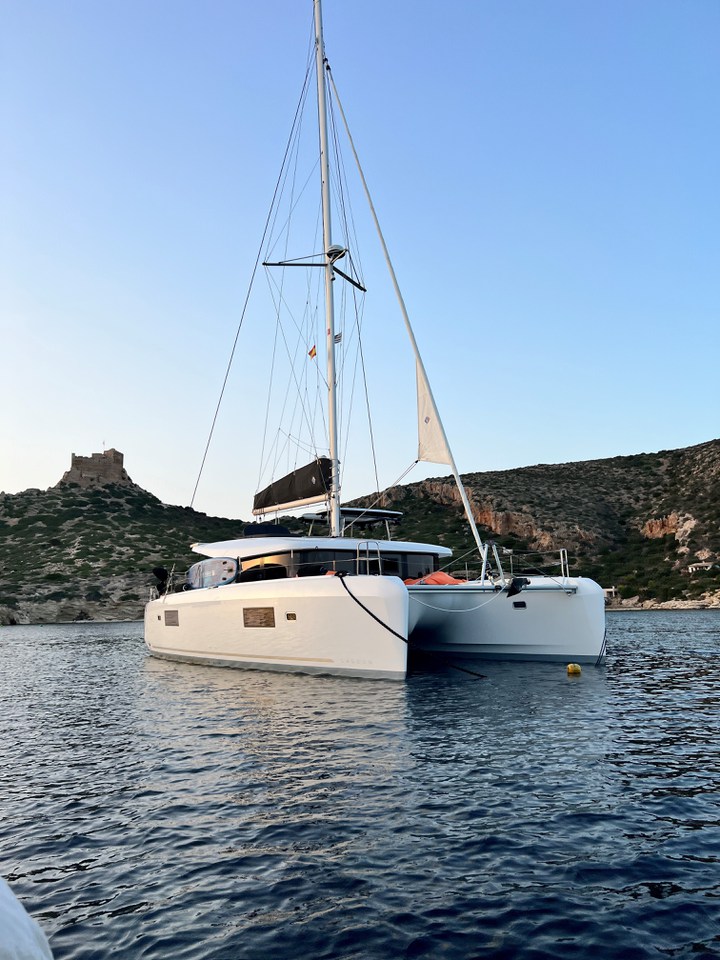 Bareboat Catamaran WHITE CHADAL