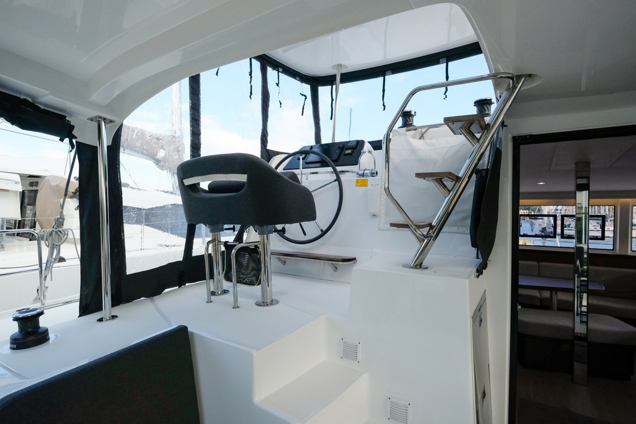 Bareboat Catamaran WHITE CHADAL photo 4