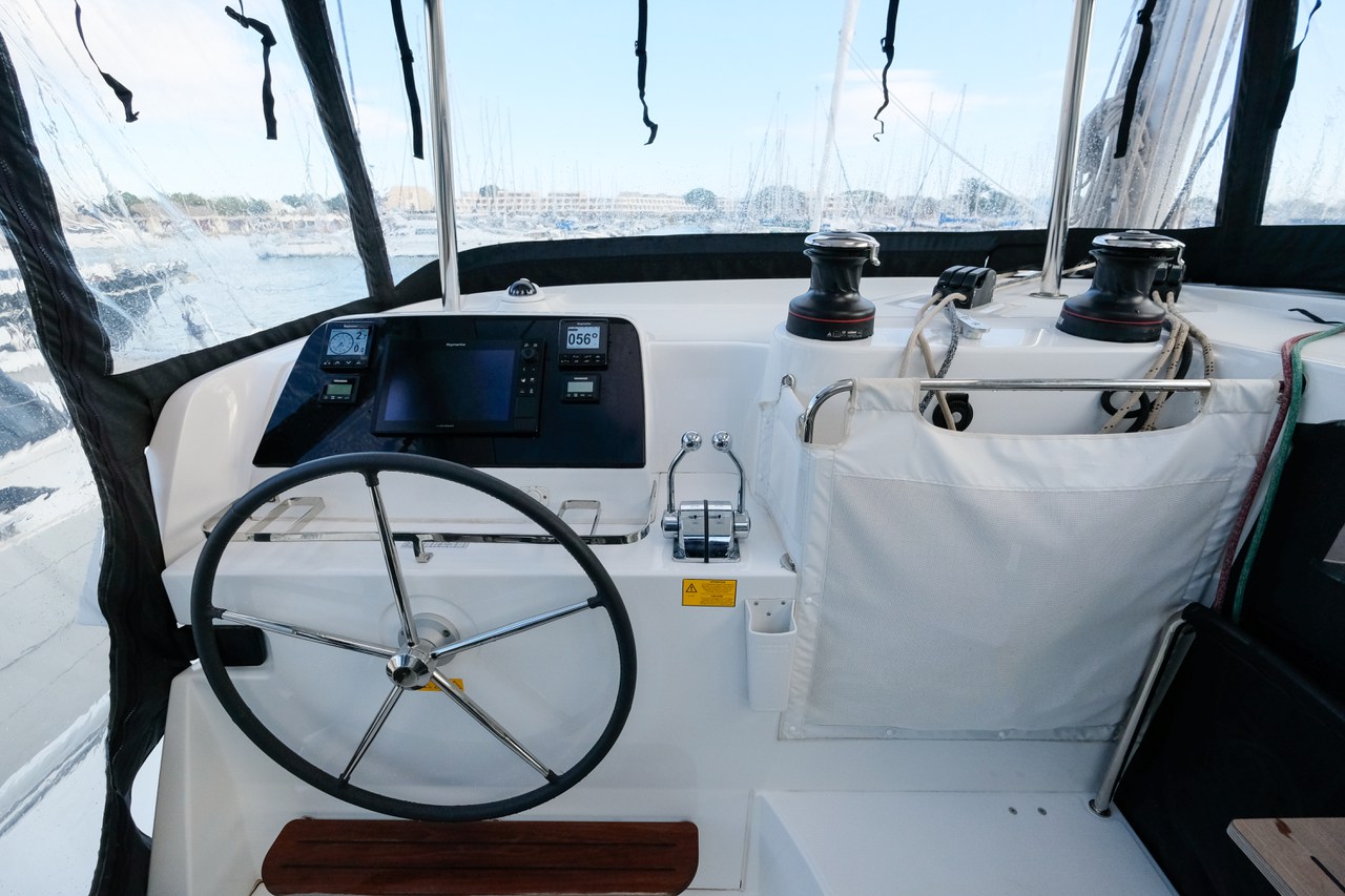 Bareboat Catamaran WHITE CHADAL photo 5