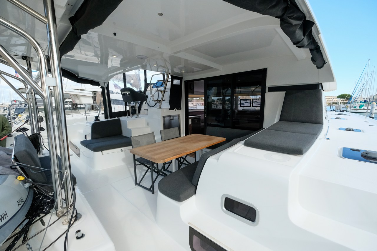 Bareboat Catamaran WHITE CHADAL photo 6